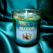 Świeca sojowa Crown of Success z grafiką złotej korony, stworzona do rytuałów przyciągania pomyślności i sukcesu zawodowego.
