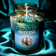 Zestaw zielonych świec zapachowych Crown of Success ozdobionych minerałami przyciągającymi obfitość.