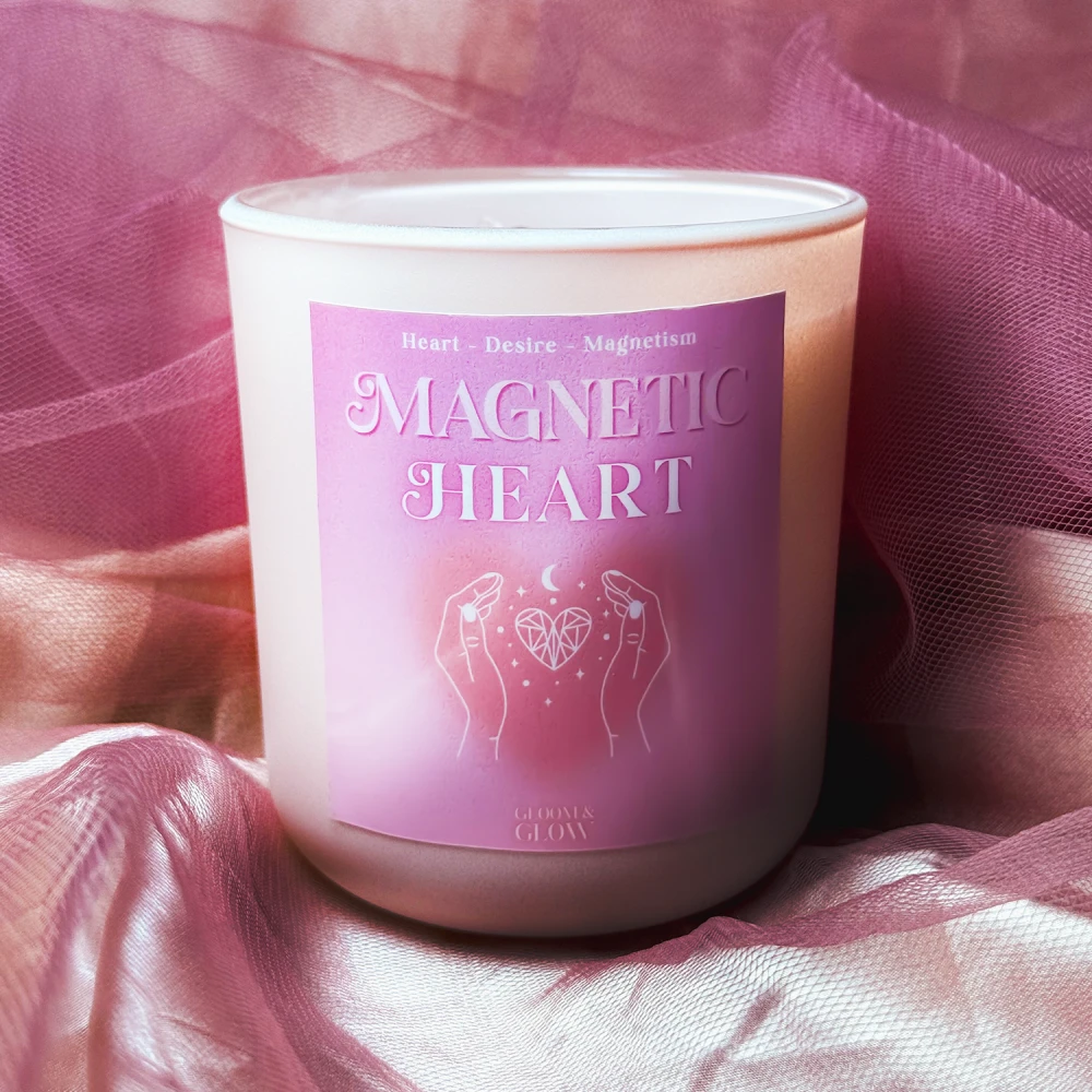 Ezoteryczna świeca intencyjna Magnetic Heart marki Gloom&amp;Glow w słoiczku z pudrowego różu, stworzona do rytuałów przyciągania miłości i partnerstwa.