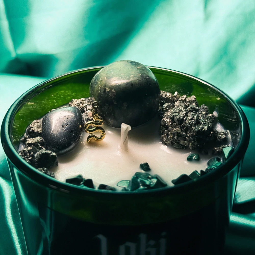 Zbliżenie na rytualną świecę sojową Loki, działającą jako ezoteryczny amulet wspierający elastyczność emocjonalną, spryt oraz rozwój osobisty.