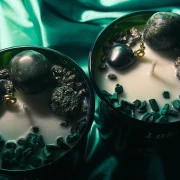 Dwie ezoteryczne świece sojowo-kokosowe z serii Świece Bogów o zmiennym aromacie kardamonu, ozonu i starego drewna, ułatwiające medytację.