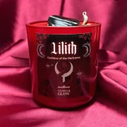 Ezoteryczna świeca rytualna Lilith marki Gloom&amp;Glow w intensywnie czerwonym szkle, stworzona z intencją budowania niezależności i odzyskiwania mocy osobistej.