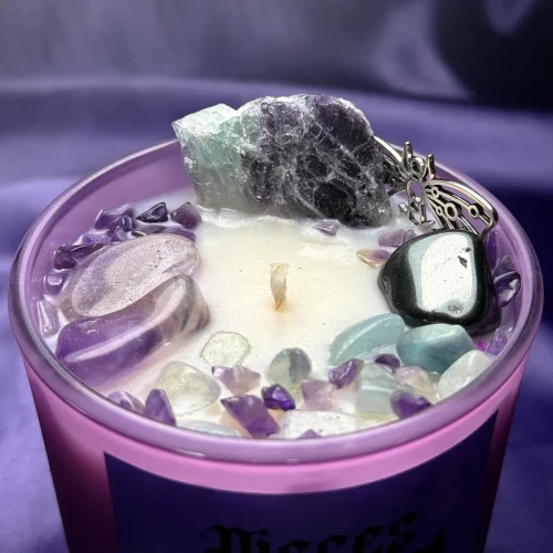 Zbliżenie na wnętrze świecy z widocznymi minerałami. Ezoteryczne świece sojowe marki gloomandglow z serii Serpent Spirit, bogato zdobione naturalnymi kryształami, takimi jak ametyst i fluoryt.