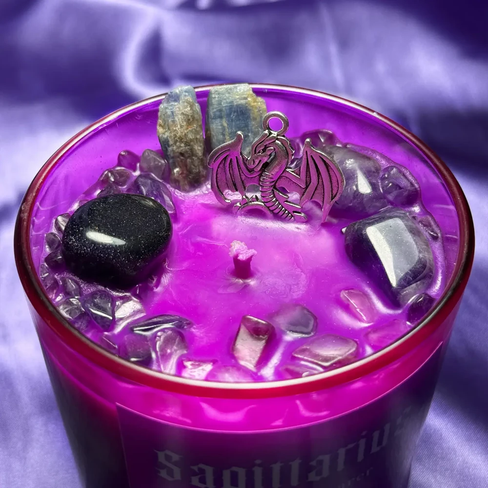 Świeca zodiakalna z wosku sojowego z amuletem smoka i czarnymi kamieniami, kategoria ezoteryka w Gloomandglow.