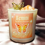Jasna ezoteryczna świeca sojowa Gemini marki Gloomandglow z etykietą przedstawiającą motyla na satynowym tle.