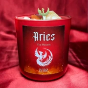 Czerwona ezoteryczna świeca sojowa Aries marki Gloomandglow z etykietą feniksa na satynowym tle.