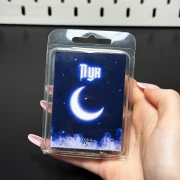 Wosk sojowy do kominka Nyx z etykietą przedstawiającą świecący półksiężyc i nocne niebo, ezoteryka i woski zapachowe Gloomandglow.