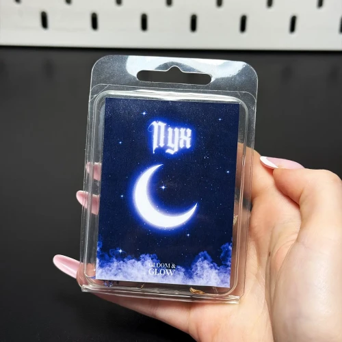 Wosk sojowy do kominka Nyx z etykietą przedstawiającą świecący półksiężyc i nocne niebo, ezoteryka i woski zapachowe Gloomandglow.