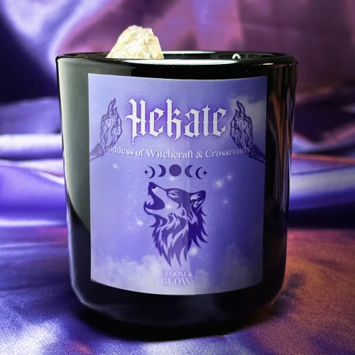 Ezoteryczna świeca ochronna Hekate marki GloomandGlow. Ręcznie robiona świeca sojowa w ciemnym szkle, stworzona z intencją ochrony energetycznej i wzmocnienia intuicji.
