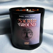 Ezoteryczna świeca intencyjna Sacred Ground od Gloomandglow. Ręcznie robiona świeca sojowa w czarnym szkle, stworzona z intencją ugruntowania i stabilności emocjonalnej.
