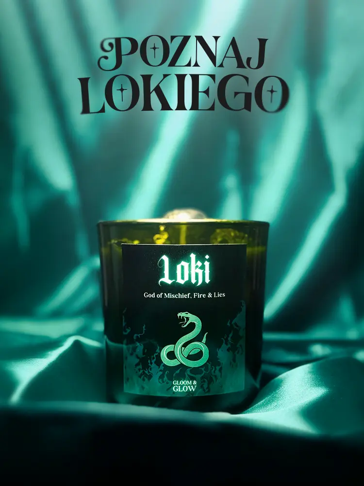 Świeca zapachowa Loki marki Gloom and Glow na tle szmaragdowego materiału z napisem Poznaj Lokiego